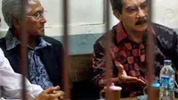 Pengacara senior Adnan Buyung Nasution (kiri) berbincang dengan terdakwa kasus pembunuhan Nasrudin, Antasari Azhar (kanan) di sel tahanan PN Jaksel Jumat (5/2).(Antara)