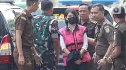 Harvey Moeis dan Helena Kim terlihat mengenakan rompi tahanan berwarna merah muda atau pink serta dikawal oleh sejumlah orang kejaksaan dan beberapa anggota TNI. (Liputan6.com/Herman Zakharia)