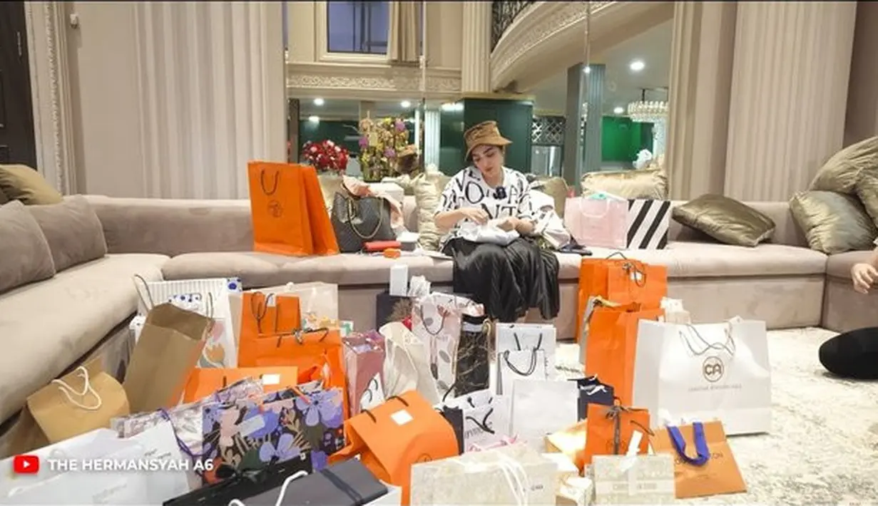 <p>Ashanty mengungkapkan jika masih banyak kado yang belum ia buka. Kado-kado itu sendiri ada di beberapa tempat yang berbeda, seperti di hotel dan apartemen. [Foto: youtube.com/The Hermansyah A6]</p>