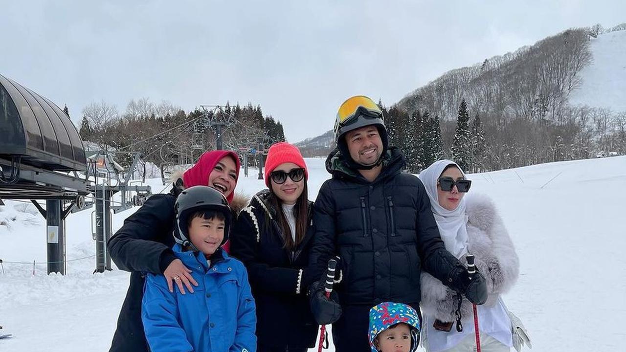 Bikin Gemas, 7 Foto Rayyanza 'Cipung' Saat Main Ski di Jepang!