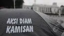 Jaringan Solidaritas Korban untuk Keadilan menggelar 'Aksi Diam Kamisan' yang ke-382 di depan Istana Merdeka, Jakarta, Kamis (22/1/2105). (Liputan6.com/Herman Zakharia)