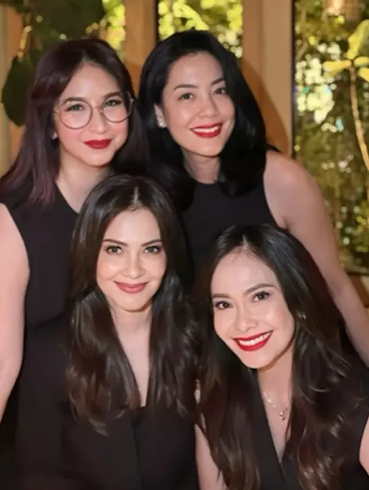 Keempatnya mengenakan outfit seragam, serba hitam. Cut Tari tampil cantik dengan outfit berwarna hitam lengan panjang. [Foto: Instagram/ersamayori]