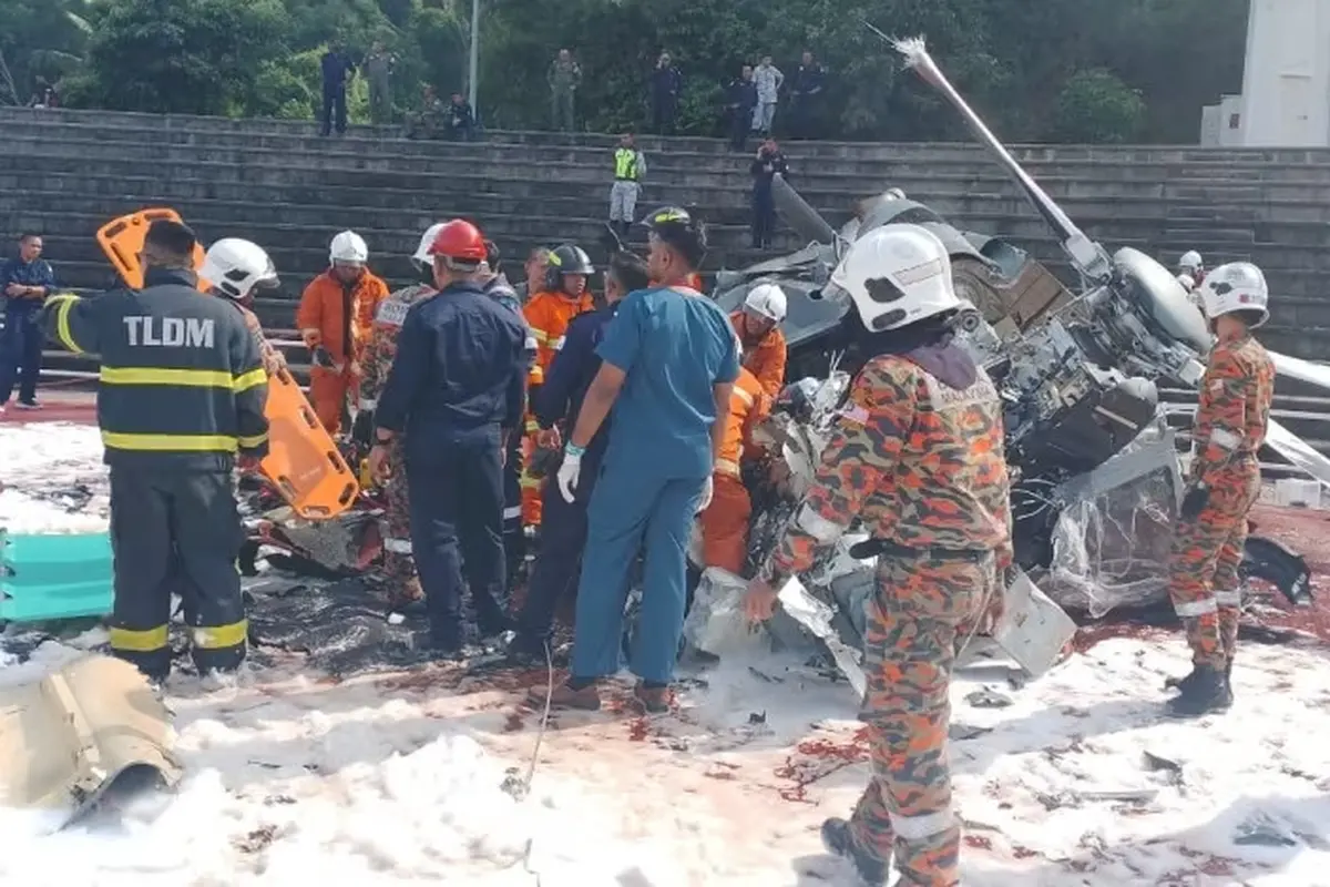 Angkatan Laut Kerajaan Malaysia mengatakan 10 awak di dalam kedua helikopter tewas. (Foto: Unit Pemadam Kebakaran dan Penyelamatan Malaysia)