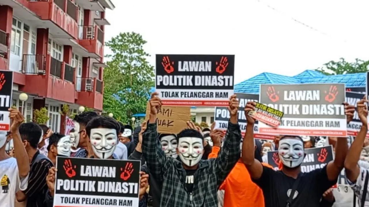Ribuan mahasiswa di Kendari menggelar mimbar demokrasi melawan Politik Dinasti di halaman Universitas Sulawesi Tenggara, Kendari, Selasa (5/12/2023).