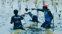 Dalam rangka memperingati Hari Pohon Sedunia, Sintalaras Universitas Negeri Makassar menanam 2.000 pohon mangrove di pesisir Pantai Kampung Untia. (Liputan6.com/Ahmad Yusran)
