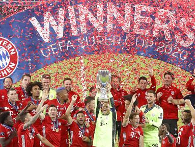 Para pemain Bayern Munchen berselebrasi usai meraih trofi Piala Super Eropa usai mengalahkan Sevilla di Puskas Arena di Budapest, Hongaria, Kamis (24/9/2020). Munchen menang tipis 2-1 atas Sevilla. (AP Photo/Laszlo Balogh)