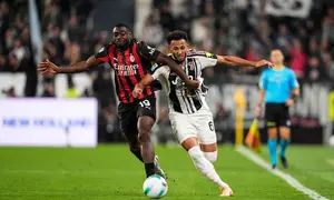Youssouf Fofana berebut bola dengan Lloyd Kelly di laga&nbsp;Juventus&nbsp;vs AC Milan di pekan ke enam Serie A 2025/2026 di Allianz Stadium, Senin (06/10/2025). (Fabio Ferrari/LaPresse via AP)