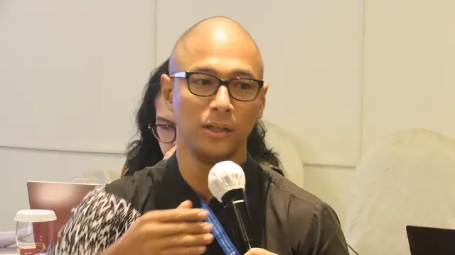 Marcell Siahaan yang merupakan salah satu komisioner LMKN sedang memberikan pemaparan saat raker berlangsung.