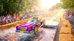 Peserta menaiki kendaraan unik buatannya Lego Joker pada ajang Race Red Bull Soapbox di Alexandra Palace, London, 9 Juli 2017. Balapan kotak sabun ini telah menjadi sebuah ajang berskala internasional. (Leo Francis/Red Bull Content Pool via AP Images)