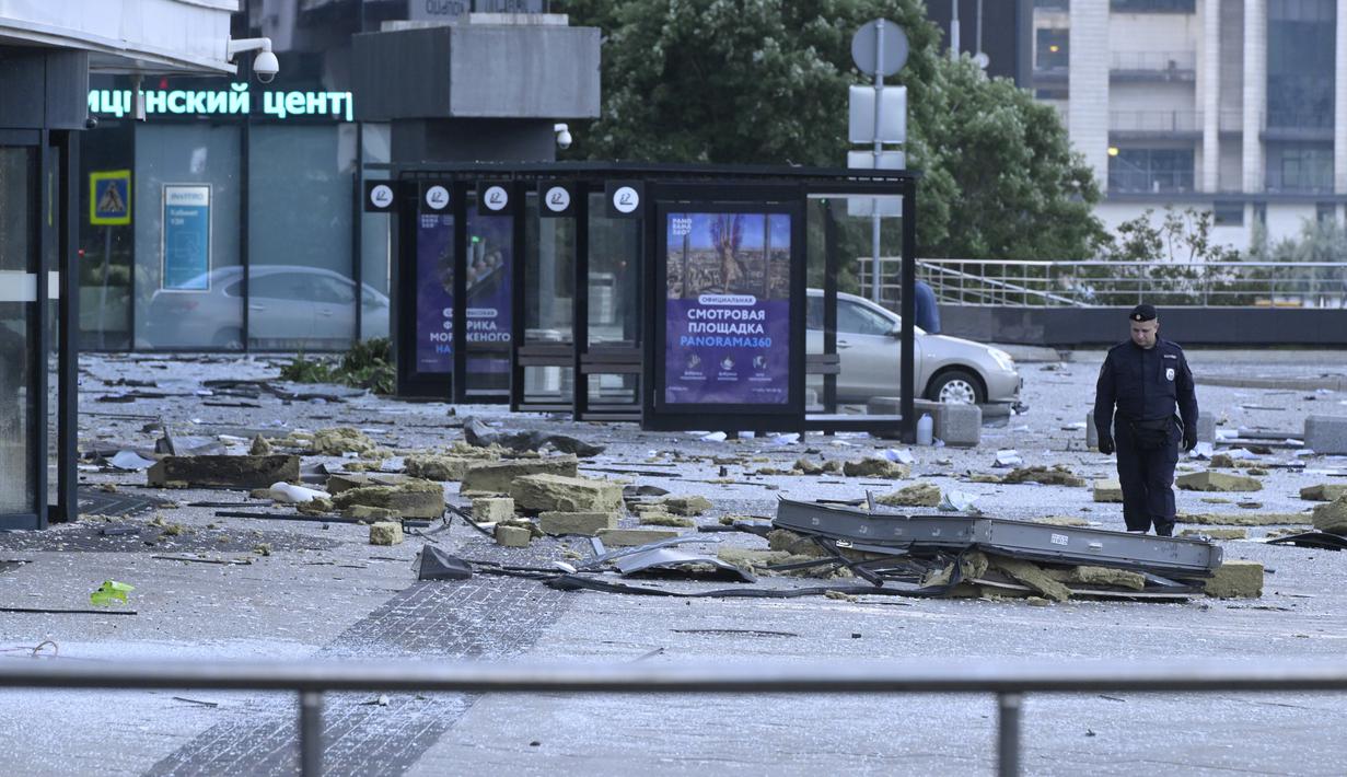 Saksi mata mengatakan kepada media lokal bahwa setidaknya satu drone tampak merobek lantai di gedung pencakar langit Kota Moskow, dan menghancurkan jendela-jendela di dekatnya. (AP Photo)