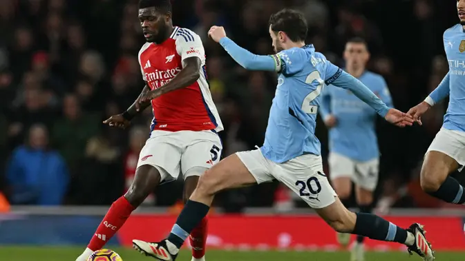 Hasil imbang antara Arsenal dan Manchester City hanya bertahan satu menit. Pada menit ke-56, Thomas Partey berhasil mencetak gol keunggulan untuk Arsenal. (Glyn KIRK/AFP)