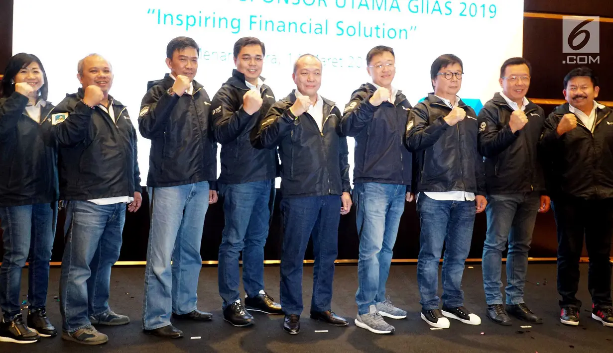 Jajaran Direksi dan Leader Astra Financial foto bersama acara pernyataan komitmen di Jakarta, Kamis (14/3). Didukung enam Lembaga Jasa Keuangan (LJK) Astra Financial kembali menjadi sponsor utama GIIAS 2019. (Liputan6.com/HO/Eko)