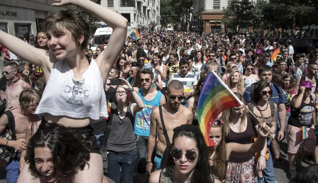 Ribuan orang ini adalah para pecinta sesama jenis dan trangender, Nantes, Perancis, Sabtu (14/06/2014) (AFP Photo/Jean Sebastien)