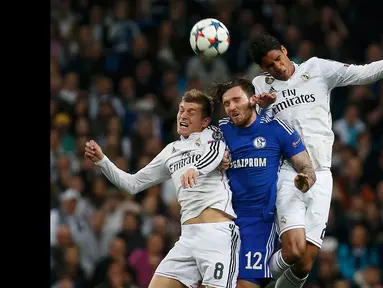 Duel panas terjadi di leg kedua 16 besar Liga Champions antara Real Madrid dengan Schalke 04 di Stadion Santiago Bernabeu, Madrid, Spanyol, (10/3/2015). Schalke 04 Menang 4-3 atas Real Madrid. (Reuters/Susana Vera)