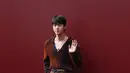 Jin BTS mengenakan sweater rajutan warna-warni yang memantulkan warna dari merah marun hingga oranye dan ungu. Celana cokelat yang disesuaikan melengkapi penampilannya, yang dilengkapi dengan ikat pinggang Horsebit hitam dan sepatu loafer Horsebit klasik merek tersebut, juga berwarna hitam.   [Dok/Gucci].