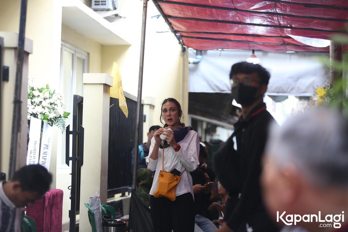Luna Maya Berbaur Dengan Pelayat