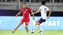<p>Pemain Timnas Indonesia, Miliano Jonathans (kiri) menggiring bola dibayangi pemain Chinese Taipei, Huang Tzu-ming dalam laga FIFA Matchday di Stadion Gelora Bung Tomo (GBT), Surabaya, Jumat (05/09/2025). (Bola.com/Abdul Aziz)</p>