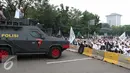 Khatib menyampaikan kutbah Jumat saat menggelar Salat Jumat di Jalan Merdeka Barat, Jakarta, Jumat (4/11). Aksi Damai 4 November ini menuntut Pemerintah untuk segera mengadili Ahok karena dinilai telah menistakan agama. (Liputan6.com/Faizal Fanani)