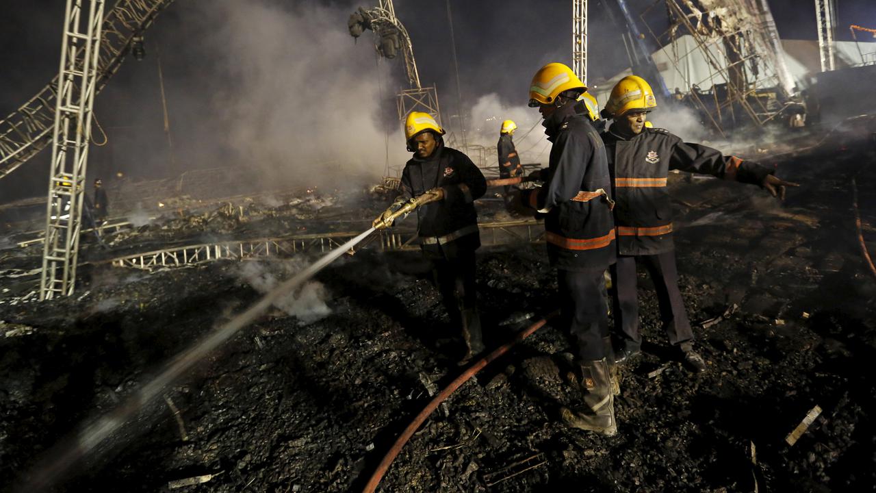 Panggung Terbakar, Amitabh Bachchan dan Pengunjung Kocar-Kacir