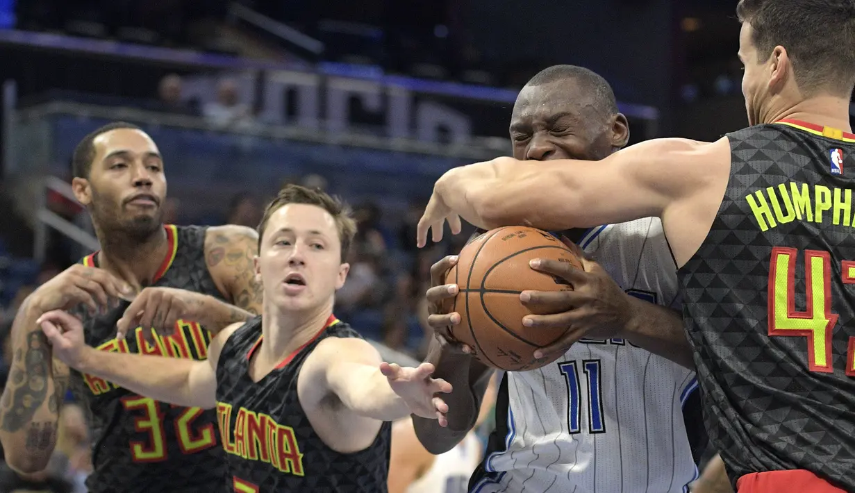 Pemain Orlando Magic, Bismack Biyombo #11 berusaha melewati para pemain Atlanta Hawks pada laga NBA preseason basketball game di Orlando, (17/10/2016) WIB. (AP/Phelan M. Ebenhack)