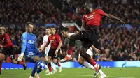 Striker Manchester United, Romelu Lukaku, melepaskan tendangan ke gawang Valencia pada laga Liga Champions di Stadion Old Trafford, Selasa (2/10/2018). Manchester United ditahan 0-0 oleh Valencia. (AP/Jon Super)