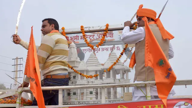 Aktivis Hindu Bajrang Dal di India, bersama dengan organisasi Vishva Hindu Parishad (VHP), memegang pedang di samping model kuil Ram selama prosesi menandai peringatan 23 tahun pembongkaran Masjid Babri di Ayodhya, di Amritsar pada 6 Desember 2015.