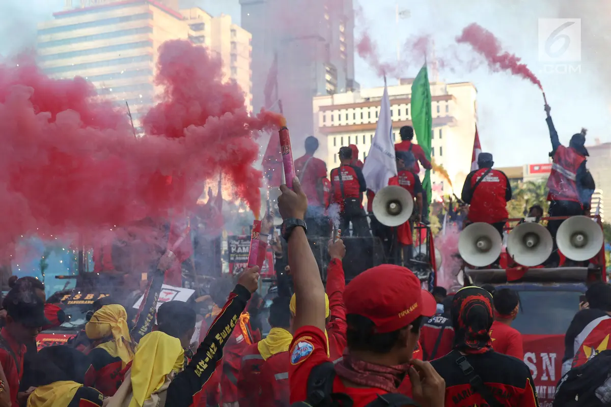 Tutup May Day, Buruh Nyalakan Bom Asap