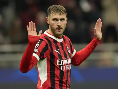 Pemain AC Milan, Santiago Gimenez menolak melakukan selebrasi setelah mencetak gol ke gawang Feyenoord dalam laga leg 2 play off Liga Champions 2024/2025 di San Siro, Milan, Italia, Rabu (19/02/2025) dini hari WIB. (AP Photo/Luca Bruno)