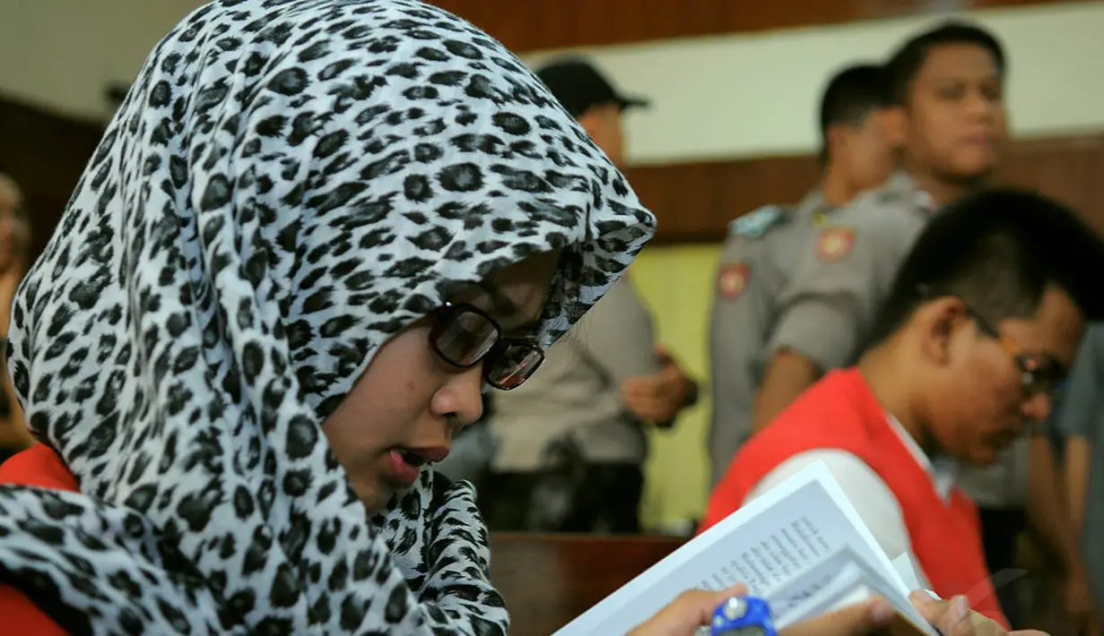 Buku doa tak pernah luput dari dekapan Assyifah Anggraini saat menjalani sidang perdana di Pengadilan Negeri Jakarta Pusat, Selasa (19/8/14). (Liputan6.com/Faisal R Syam)