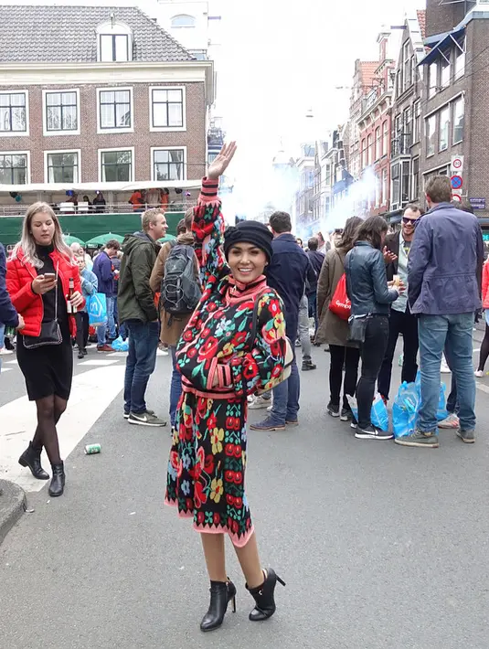 Yuni terlihat cantik dengan baju bermotit bunga-bunga. Potret keceriaan Yuni disalah satu kota di Belanda. (Instagram/yunishara36)