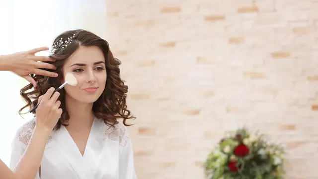 Cari Tahu Beda Jenis Bedak dan Fungsinya untuk Makeup, Biar Nggak Salah Pilih