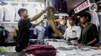 Calon Pembeli memilih baju di Pasar Tanah Abang, Jakarta Pusat, Kamis (23/3/2023). (Liputan6.com/Johan Tallo)