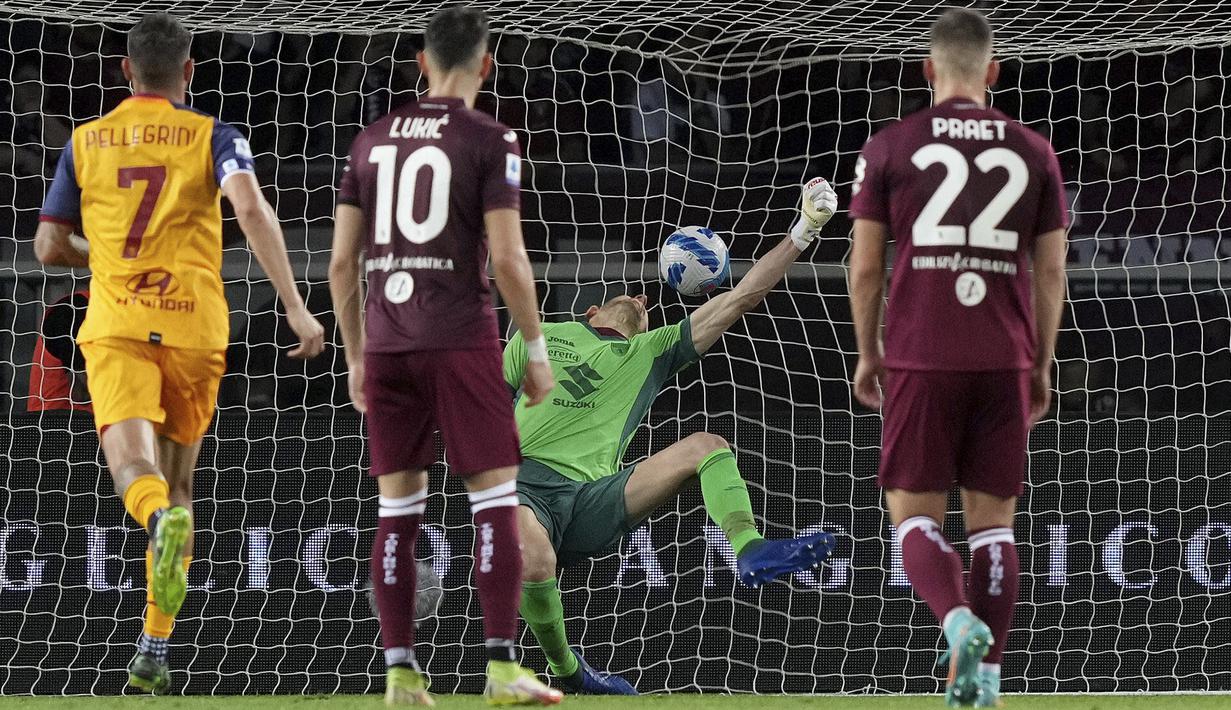 Sementara itu, gol keduanya ia lesatkan dari eksekusi tendangan penalti pada menit ke-42. Tammy Abraham sebelumnya kedapatan dilanggar oleh Berisha di kotak terlarang Torino. Gol tersebut menjadi gol yang ketujuhbelasnya di Liga Italia musim 2021/2022. (La Presse via AP/Alberto Gandolfo)