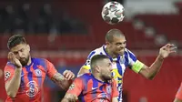 Bek FC Porto, Pepe, menyundul bola saat melawan Chelsea pada laga Liga Champions di Stadion Ramon Sanchez Pizjuan, Kamis (8/4/2021). Chelsea menang dengan skor 2-0. (AP Photo/Angel Fernandez)