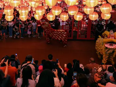 Pengunjung menyaksikan atraksi kelompok barongsai di mal kawasan Jakarta, Minggu (30/1/2022). Dalam rangka menyambut Tahun Baru Imlek, Mal di Jakarta menghadirkan atraksi barongsai yang untuk menghibur pengunjung dan menarik daya beli masyarakat. (Liputan6.com/Johan Tallo)