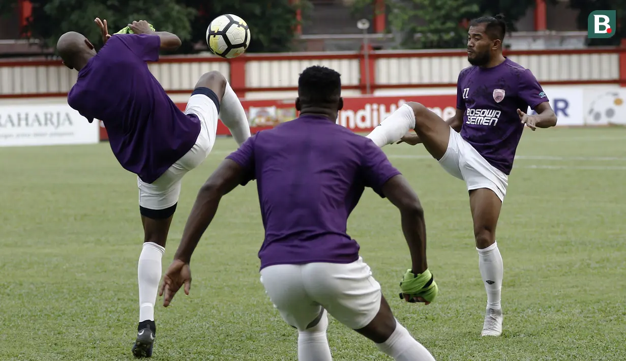 Pemain PSM Makassar, Zulham Zamrun, berusaha mengontrol bola saat latihan di Stadion PTIK, Jakarta, Minggu (2/12). Latihan ini persiapan jelang laga Liga 1 melawan Bhayangkara FC. (Bola.com/Yoppy Renato)