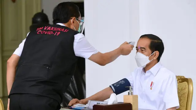 FOTO: Presiden Jokowi Disuntik Vaksin COVID-19 Pertama di Indonesia