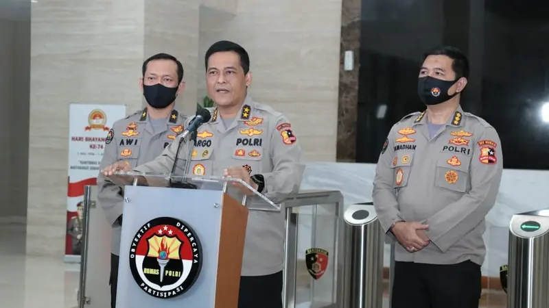 Kadiv Humas Polri Irjen Raden Prabowo Argo Yuwono (tengah)