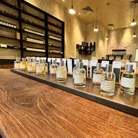 Siapa yang tak kenal dengan Le Labo? Brand produk kecantikan yang didirikan di Perancis pada tahun 2006 oleh Eddie Roschi dan Fabrice Penot ini kian tenar. Memikat banyak peminat dengan segmentasi pasar yang unik, membuat para pemburunya harus berlomba-lomba memesan di berbagai jastip beberapa tahun belakangan ini. [ Foto: Fimela.com]