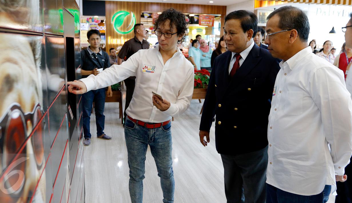 CEO MatahariMall.com Hadi Wenas (kiri) menunjukkan cara MatahariMall.com menerima order, Jakarta, Rabu (27/1/2016). Pemberian 12 kuda ke Nusantara Polo Club sebagai komitmen MarahariMall.com mendukung olahraga di Indonesia (Liputan6.com/Fery Pradolo)