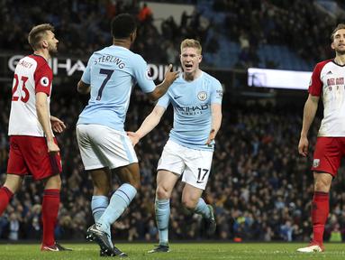 Pemain Manchester City, Kevin De Bruyne (kanan)  dan Raheem Sterling merayakan gol saat melawan West Bromwich Albion pada lanjutan Premier League di The Etihad Stadium, Manchester, (31/1/2018). Manchester City menang 3-0. (Martin Rickett/PA via AP)
