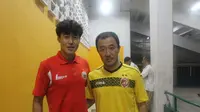 Dua pemain Korea, Hong Soon-hak dan Yu Hyun-koo, tampak akrab di saat terhentinya laga Persija-Sriwijaya FC. (Bola.com/Gerry Anugrah Putra)
