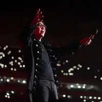 Ari Lasso tampil bersama grup band Dewa 19 pada konser bertajuk Pesta Rakyat 30 Years of Careers Dewa 19 di Jakarta International Stadium, Jakarta, Sabtu (4/2/2023). Ari Lasso tampil dengan membawakan sejumlah lagu seperti “Cinta Kan Membawamu Kembali” hingga tembang terbarunya bersama Dewa 19 “Tangis Terakhir”. (Fimela.com/Bambang E. Purnama)