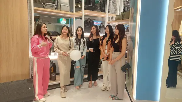Debi Sagita kala menghadiri pembukaan kembali gerai Hush Puppie di Summarecon Mall Kelapa Gading Jakarta, Juni 2024. (Foto: Dok. Istimewa)