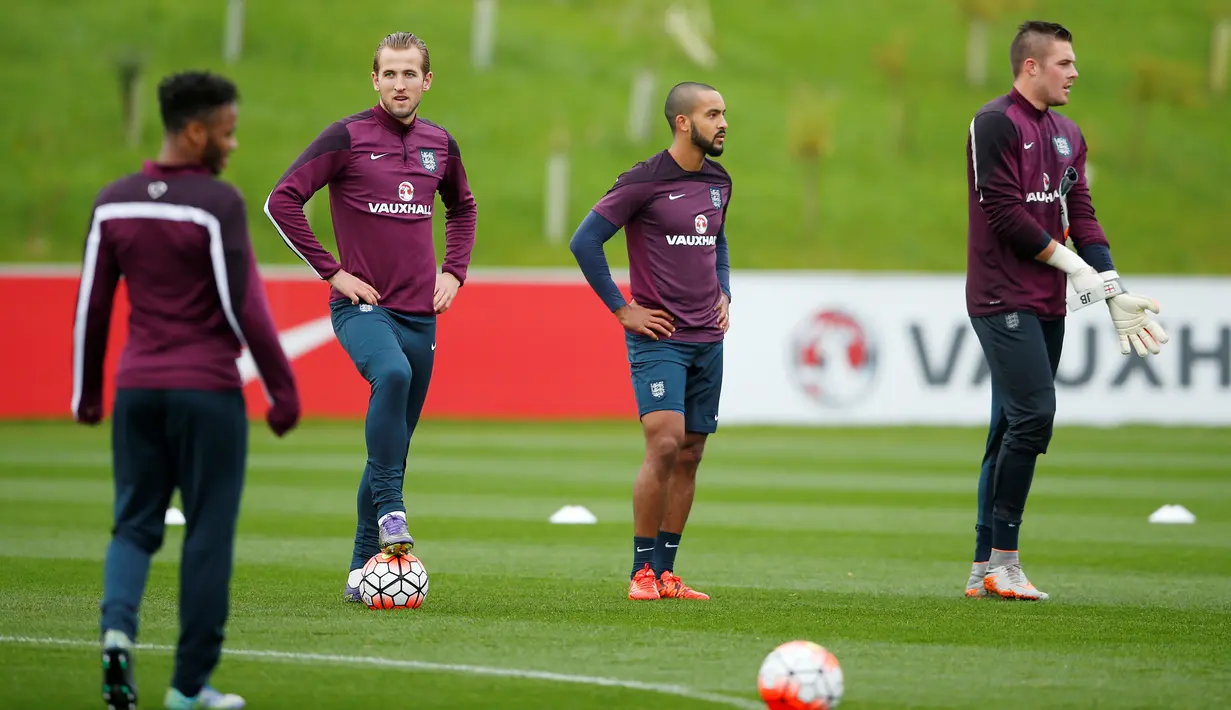 Para Pemain Harry Kane, Theo Walcott and Jack Butland, terlihat santai  saat latihan di  St. George’s Park, Inggris, Rabu (07/10/15). (Reuters / John Sibley)