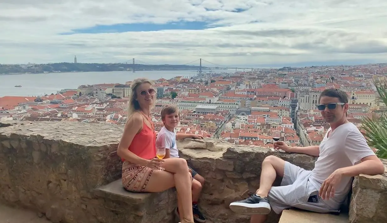 Momen liburan Matt Bellamy dan anaknya Bingham Hawn "Bing" Bellamy bersama tunangannya Elle Evans di Lisbon, Portugal.(Liputan6.com/IG/@mattbellamy)