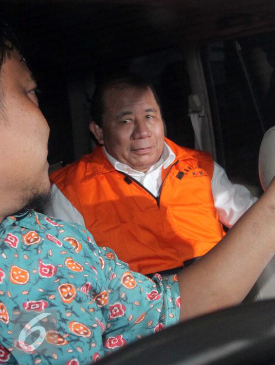 Amran Mustary usai menjalani pemeriksaan KPK, Jakarta, Selasa (23/8). Amran diduga menerima suap dari Dirut PT Windu Tunggal Utama terkait proyek Kemen PUPR di Maluku, Jakarta, Selasa (23/8). (Liputan6.com/Helmi Afandi)