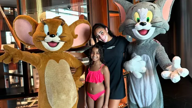 Potret kebersamaan Logina Salah dengan putrinya (credit: instagram/loginasalah)