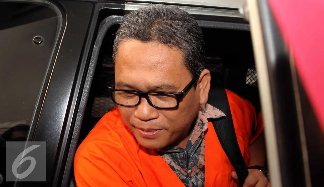Amir Hamzah memasuki mobil tahanan usai menjalani pemeriksaan KPK, Jakarta, Selasa (18/8/2015). Amir ditahan karena diduga menyuap mantan Ketua MK Akil Mochtar sebesar Rp. 1 M dalam sengketa Pilkada Lebak 2013. (Liputan6.com/Helmi Afandi)