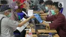 Petugas melakukan skrining warga lanjut usia (lansia) sebelum diberikan vaksin COVID-19 Balai Besar Pelatihan Kesehatan (BBPK) Jakarta Kampus Hang Jebat, Jakarta Selatan, Selasa (23/3/2021). Program vaksinasi itu berlaku bagi lansia yang berdomisili di dalam dan luar DKI (Liputan6.com/Faizal Fanani)